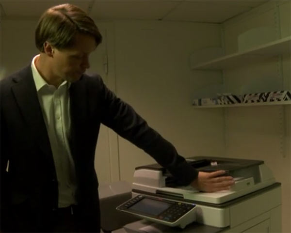İsveç’li Epicenter'ın kurucusu ve CEO'su olan Patrick Mesterton elindeki çiple fotokopi makinesini çalıştırıyor.